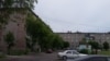 В поселке Шахан 117 многоэтажных жилых домов, которые отапливаются по-разному: самодельными печками-буржуйками, электрокотлами, установленными в квартирах, и большими автономными отопительными котлами, установленными прямо в подвале дома либо же возле дома. Поселок Шахан Карагандинской области, июнь 2017 года. 