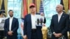  Трамп 22-августта Ак үйдө Эл аралык футбол федерациясынын президенти Жанни Инфантино менен жолугушууда. 
