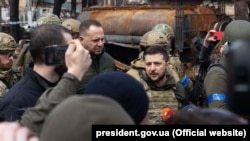 Volodimir Zelenski în timpul unei vizite la Bucea pe 4 aprilie 2022