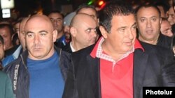 Эдуард Бабаян сопровождает лидера ППА Гагика Царукяна (архив)