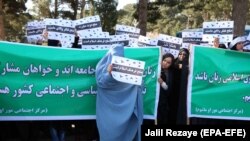 ارشیف، کابل کې یو شمېر مېرمنې په یوه لاریون کې د سولې غوښتونکي شول.