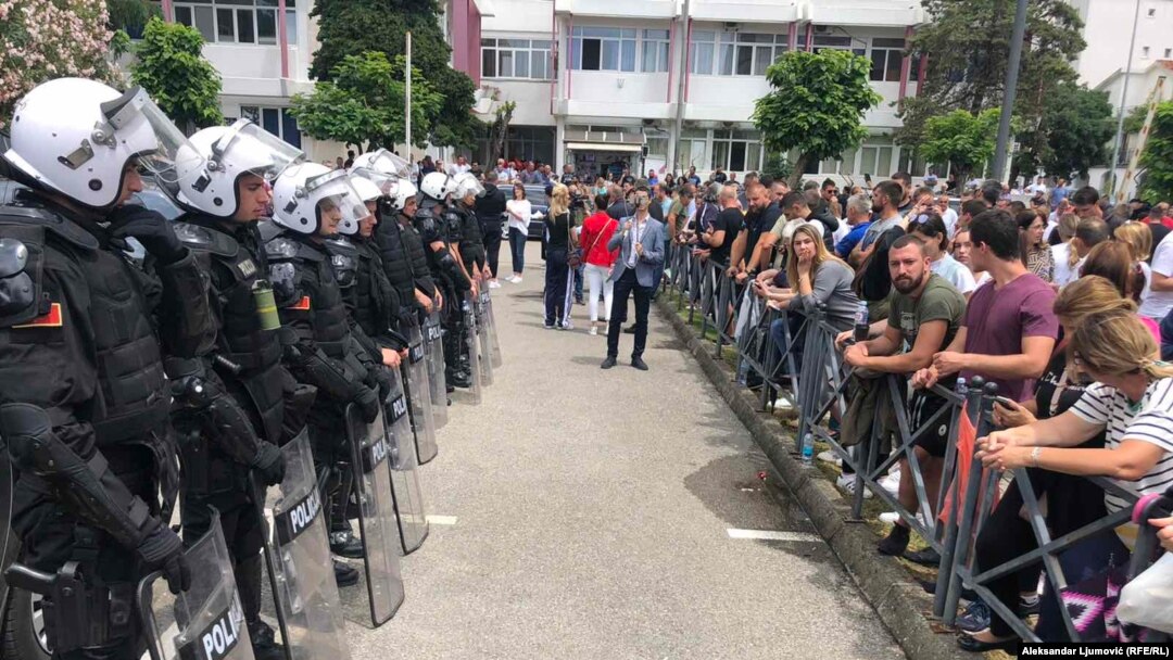 Promene na nivou opštinske vlasti u nekim gradovima Crne Gore bile su praćene i incidentima, uključujući i nasilne. Posebno u Budvi gde je zabeležena i ova fotografija u vreme protesta građana ispred policijske stanice zbog hapšenja lokalnih funkcionera 17. juna 2020.
