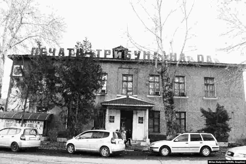 Совет мезгилиндеги "Кыргызстан большевиги", кичинчерээк "Ленин жолу" деп аталган гезит азыркы учурда "Ош жаңырыгы" гезитине айланган. Бирок имараты, анын үстүндөгү советтик урааны өзгөргөн жок.