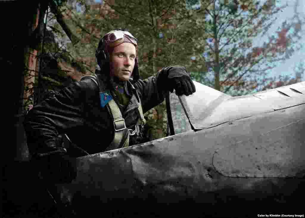 Советский летчик-истребитель Александр Пронин в 1942 году. Прежде чем выбрать цвета, Ольга Ширнина тщательно изучает детали. "Когда я раскрашиваю военную униформу, приходится тщательно искать информацию или спрашивать экспертов", - поясняет Ольга.