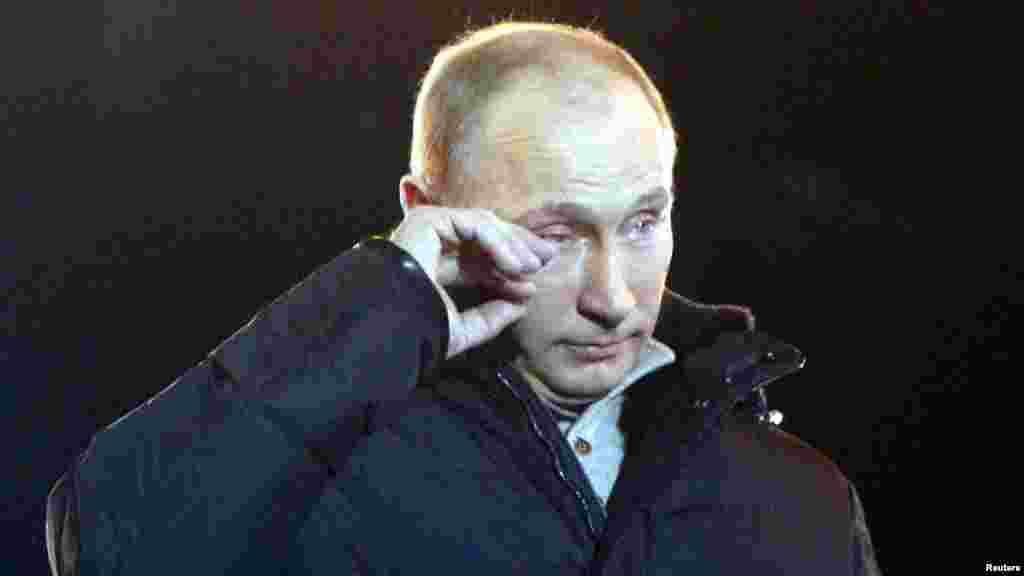 Vladimir Putin prezident seçkisindən sonra tərəfdarları qarşısında çıxışında göz yaşları tökür. Tərəfsarları yeni prezident seçilən liderlərinin kövrəlmədiyini, küləkdən gözləri yaşardığını deyirlər. 4 ma
