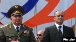 Министр обороны Армении Сейран Оганян (слева) и начальник генштаба ВС Армении Юрий Хачатуров 