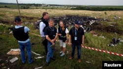 Experți ai OSCE la Grabovo, satul în jurul căruia sînt răspîndite resturile Boeing-ului malaezian