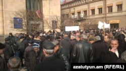 «Նաիրիտ» գործարանի աշխատողների ցույցը Էներգետիկայի և բնական պաշարների նախարարության շենքի մոտ, Երևան, 27-ը հունվարի, 2015թ.