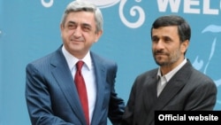 Iran -- Presidents Serzh Sarkisian (L) of Armenia and Mahmud Ahmadinejad of Iran meet in Tehran on 13Apr2009