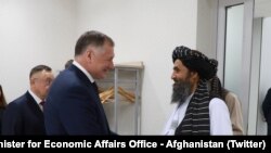 د طالبانو د حکومت د اقتصادي مرستیال ملا عبدالغني برادر د روسیې د لومړي وزیر له مرستیال مارات حوسنولین سره د لیدنې پر مهال