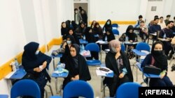 يو شمېر افغانې زده‌کوونکې چې د کانکور ازموينه کې يې ګډون کړی، انځور - ارشيف