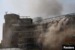Dim se diže iz Medicinskog centra Soroka nakon raketnog napada iz Irana na Izrael, u Be'er Shevi, Izrael, 19. juna 2025.