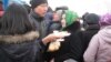 Парень с праздничными угощениями, которые во время празднования Наурыза раздавали бесплатно. Астана, 22 марта 2013 года. 