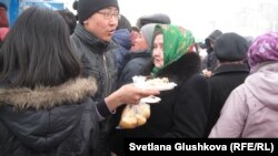 Парень с праздничными угощениями, которые во время празднования Наурызы раздавали бесплатно. Астана, 22 марта 2013 года.