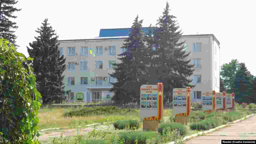 Marinka şäherindäki administratiw bina, surat 2014-nji ýylyň awgust aýynda alyndy. Alýona Grom 16:00-dan soň: &quot;Adamlar köçelerden ýitirim boldy, sebäbi agşamlaryna atyşyk başlanýar&quot; diýip ýatlaýar. &nbsp;