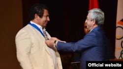 Armenia - President Serzh Sarkisian gives an award to Gagik Tsarukian, 18 Sept, 2016