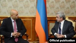 ՆԱՏՕ-ի հատուկ ներկայացուցիչ Ջեյմս Ապատուրային (ձ) ընդունել է Հայաստանի նախագահ Սերժ Սարգսյանը: 