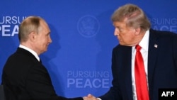 Президент Росії Володимир Путін (л) і його американський колега Дональд Трамп, Аляска, 15 серпня 2025 року