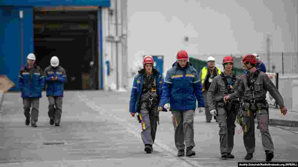Workers leaving the Chernobyl's confinement structure.