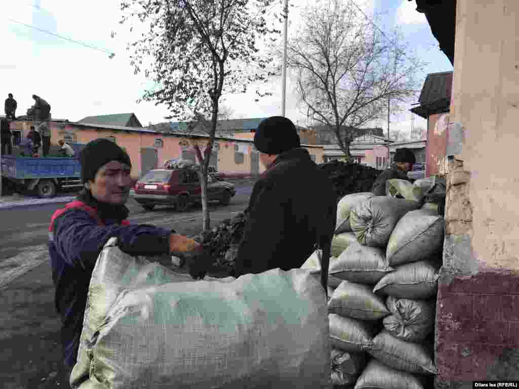 Рынок, на котором продают уголь. Тонна твердого топлива стоит в городе примерно 20 тысяч тенге (более 50 долларов). По словам торговца, на обогрев одного дома в сезон уходит от пяти до 15 тысяч тонн угля – в зависимости от квадратуры и температурных условий. 