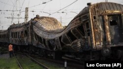 Наслідки російського удару по залізничній станції в селищі Чаплине 24 серпня, від якого загорілися 5 пасажирських вагонів і загинули 25 людей та понад 30 поранені. Чаплине, Дніпропетровська область, 25 серпня 2022 року