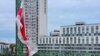 Велізарны нацыянальны беларускі сьцяг, вывешаны з дома ў квартале «Каскад». 18 кастрычніка 2020
