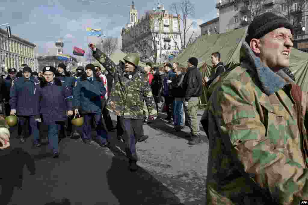 Близько сотні правоохоронців Львівщини прибули у п’ятницю до Києва на захист Майдану, 21 лютого 2014 року