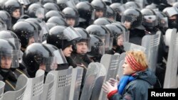 O protestatară la Kiev în faţa trupelor speciale ale poliţiei