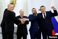 Колаборанти – очільники російських окупаційних адміністрацій Херсонської (Володимир Сальдо) та Запорізької (області Євген Балицький) областей, президент Росії Володимир Путін, а також ватажки угруповання «ЛДНР» Денис Пушилін та Леонід Пасічник на церемонії з нагоди оголошення Росією спроби анексії українських територій. Москва, Росія. 30 вересня 2022 року