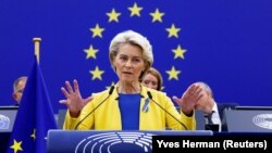 Для своєї промови «Про стан в ЄС» президентка Єврокомісії Урсула фон дер Ляєн вибрала синьо-жовті кольори для одягу