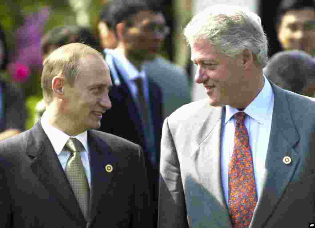 Clinton dhe Putin gjatë një ceremonie të mbjelljes së pemëve në Bankokushinryokan, që do të thotë “Ura drejt Botës,” para samitit të tetë shteteve më të industrializuara (G8), që është mbajtur në Japoni, në korrik të vitit 2000.