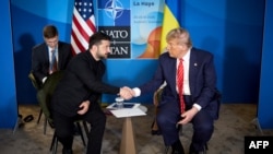 ABŞ-nyň prezidenti Donald Tramp (sagda) we Ukrainanyň prezidenti Wolodymyr Zelenski 