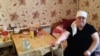 Сайран Абенова, бабушка и опекун сироты, в комнате, из которой ее вместе с внучкой пытается выселить акимат Караганды. Караганда, 6 ноября 2017 года. 