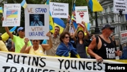 People demonstrate in support of Ukraine ahead of meetings between US President Donald Trump, Ukrainian President Volodymyr Zelenskyy, and European leaders in Washington, D.C. on August 18.