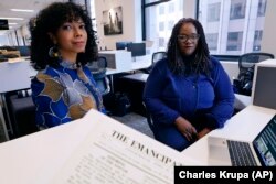 Amber Payne (balra) és Deborah Douglas, a The Emancipator új online kiadásának társfőszerkesztői az irodájukban a Boston Globe szerkesztőségében 2022. február 2-án, szerdán