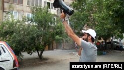«Քայլ անող արդար արմավիրցի» նախաձեռնության անդամ Դավիթ Հովհաննիսյանը բողոքի ակցիայի ժամանակ, Արմավիր, 21-ը հունիսի, 2018թ.