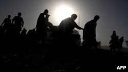 له ایرانه ایستل شوي افغانان له اسلام کلا بندره د خپلو سیمو پر لوري روان دي - د جون ۲۸مې انځور.