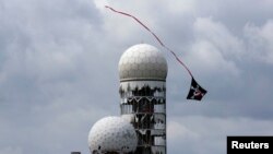 Un zmeu în apropierea fostelor antene ale agenţiei americane de securitate, Berlin, 30 iunie 2013