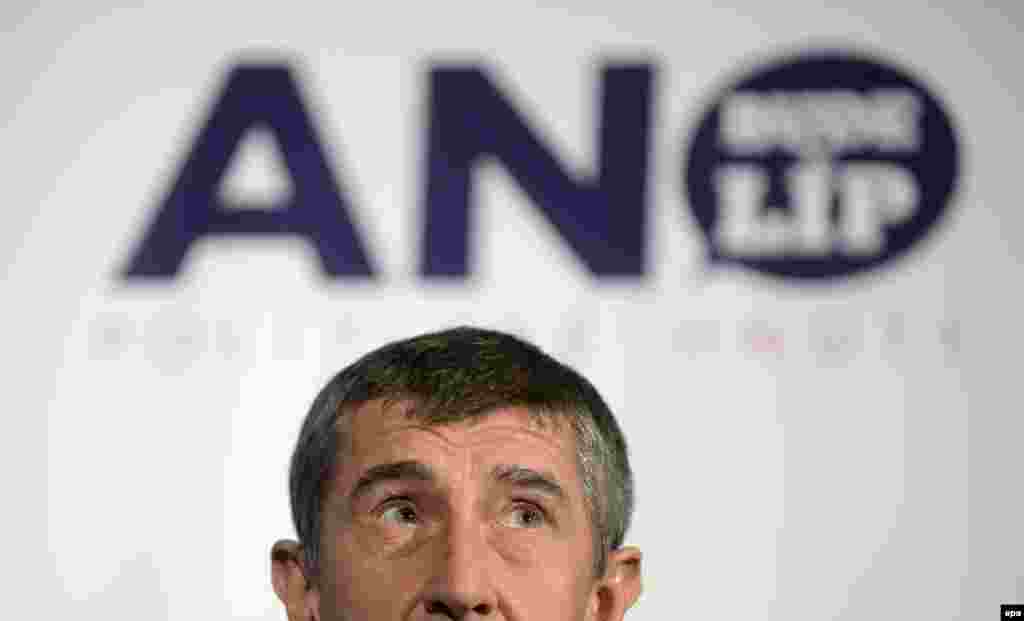 Miliardarul ceh Andrej Babis în timpul campaniei pentru partidul său ANO (Da, în limba cehă). Babis e al doilea cel mai bogat om din Cehia și fondatorul companiei Agrofert, care procesează alimente și produce chimicale. Babis conduze partidul pe care la înființat și candidează pentru parlament.