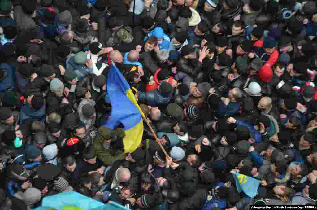 Митинг 26 февраля 2014 года в Симферополе, на котором произошли столкновения, очевидно спровоцированные прибывшими из России казаками и людьми, называвшими себя представителями "самообороны Крыма". Эти события впоследствии легли в основу череды судебных дел против поддержавших Украину крымчан. Им предъявляли обвинения в участии в массовых беспорядках.