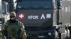 Косово. Сарбози НАТО аз гурӯҳи ҳомии сулҳи KFOR деҳаи Лепосавичро назорат мекунад. 13 декабри соли 2018