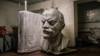 Когда международная пресса <a href="http://www.independent.co.uk/news/world/europe/lenin-statues-removed-soviet-union-russia-crimea-ukraine-bolshevik-communist-petro-poroshenko-a7903611.html" target="_blank">сообщила</a>, что в Украине демонтирован последний памятник Ленину, фотограф Нильс Акерман скептически покачал головой: &quot;Объявление о том, что снесли последний памятник Ленину, было сделано еще в декабре 2016-го, так что я думаю, это сообщение появилось сейчас, чтобы провести параллель с тем, что <a href="https://dbw2fxi68h5ei.cloudfront.net/a/usa-today-charlottesville/28684693.html" target="_blank">происходит в США</a>&quot;.