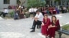 Türkmenistanyň ýokary okuw jaýlarynyň birinde giriş synaglary tabşyrmaga taýýarlanýan ýaşlar.