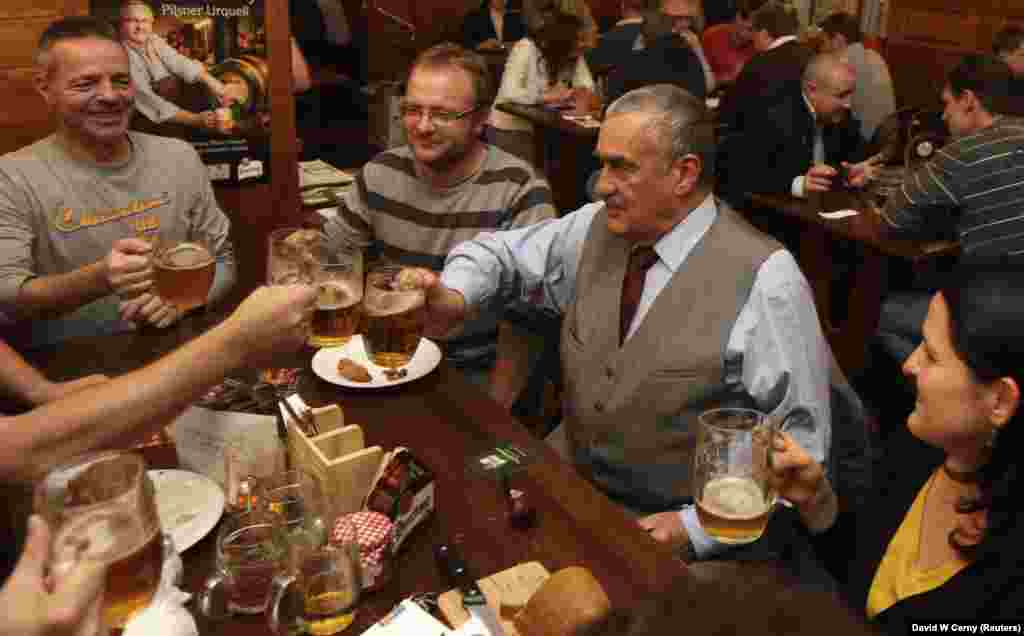 Karel Schwarzenberg în campanie electorală la o crîșmă din Praga.