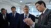Президент Алмазбек Атамбаев жаңы үлгүдөгү паспорт менен таанышууда. 29-апрель, 2017-жыл. 