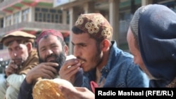 د طالبانو په راتګ او په افغانستان د بهرنیو د مرستو د بندېدو ترخوا، لسګونه شرکتونه او نور وتړل شول چې له امله لسګونه زره کسان بې‌روزګاره او ولږه او بې‌وزلي زیاته شوه.