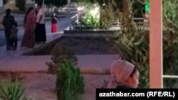 Seýilgähde gezýän adamlar. Aşgabat, 2021-nji ýylyň iýuly