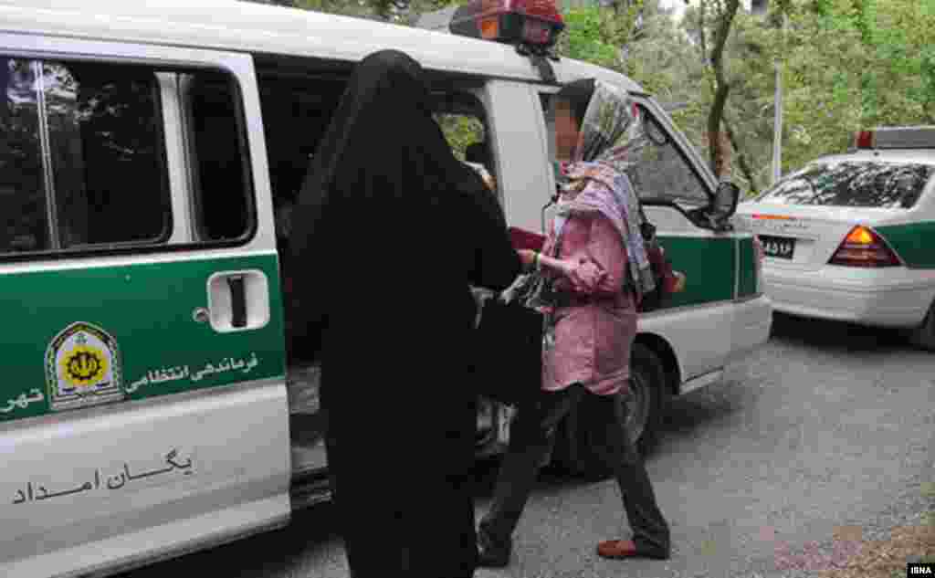 Əxlaq polisinin saxladığı Tehran sakini. 