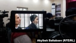 Etnik özbek aktiwisti Azimjan Askarowyň sud diňlenişigi, Bişkek, 24-nji ýanwar, 2017.