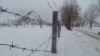 Ограждения на кыргызско-узбекской границе в селе Чарбак, 16 января 2013 года.
